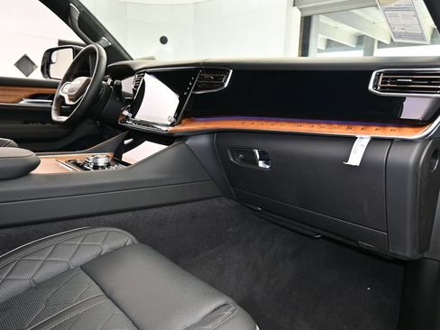 Used 2024 Jeep Grand Wagoneer Series III AWD/4WD image 39
