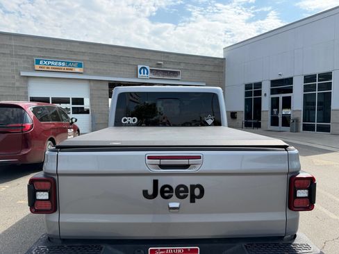 Used 2021 Jeep Gladiator Overland AWD/4WD image 9