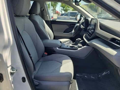 Used 2021 Toyota Highlander LE FWD image 17