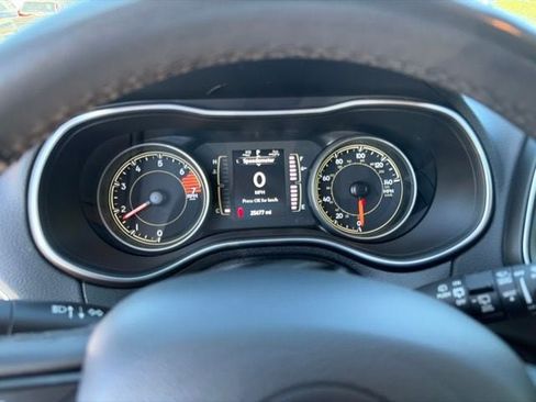 Used 2021 Jeep Cherokee Latitude Plus AWD/4WD image 11