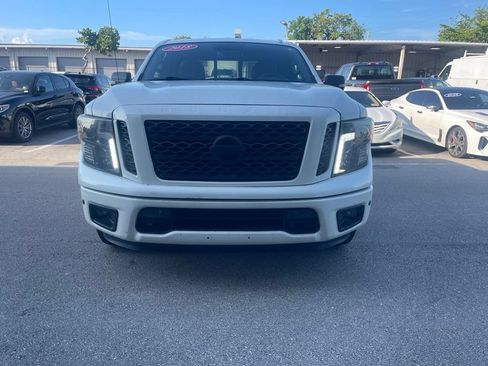 Used 2018 Nissan Titan SV w/ SV Convenience Package RWD image 4