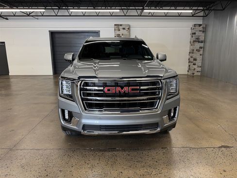 Used 2024 GMC Yukon SLT w/ SLT Luxury Package image 2