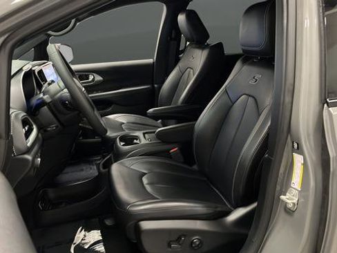 Used 2023 Chrysler Pacifica Touring-L w/ S Appearance Package FWD image 9