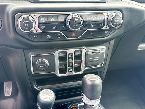 Used 2023 Jeep Wrangler Unlimited Sahara w/ Cold Weather Group AWD/4WD image 17