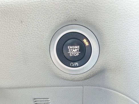 Used 2021 Chrysler Pacifica Touring-L FWD image 17