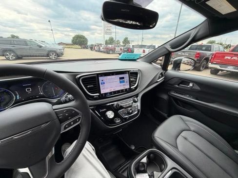 New 2027 Chrysler Pacifica Select FWD image 18