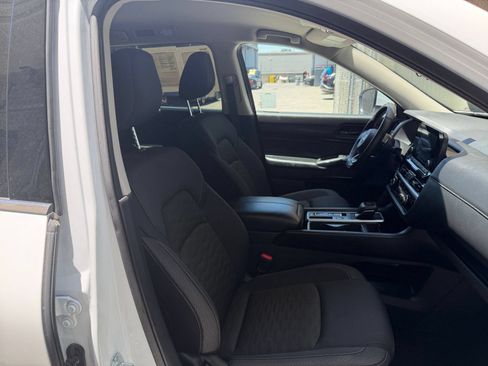 Used 2025 Nissan Pathfinder SV FWD image 39