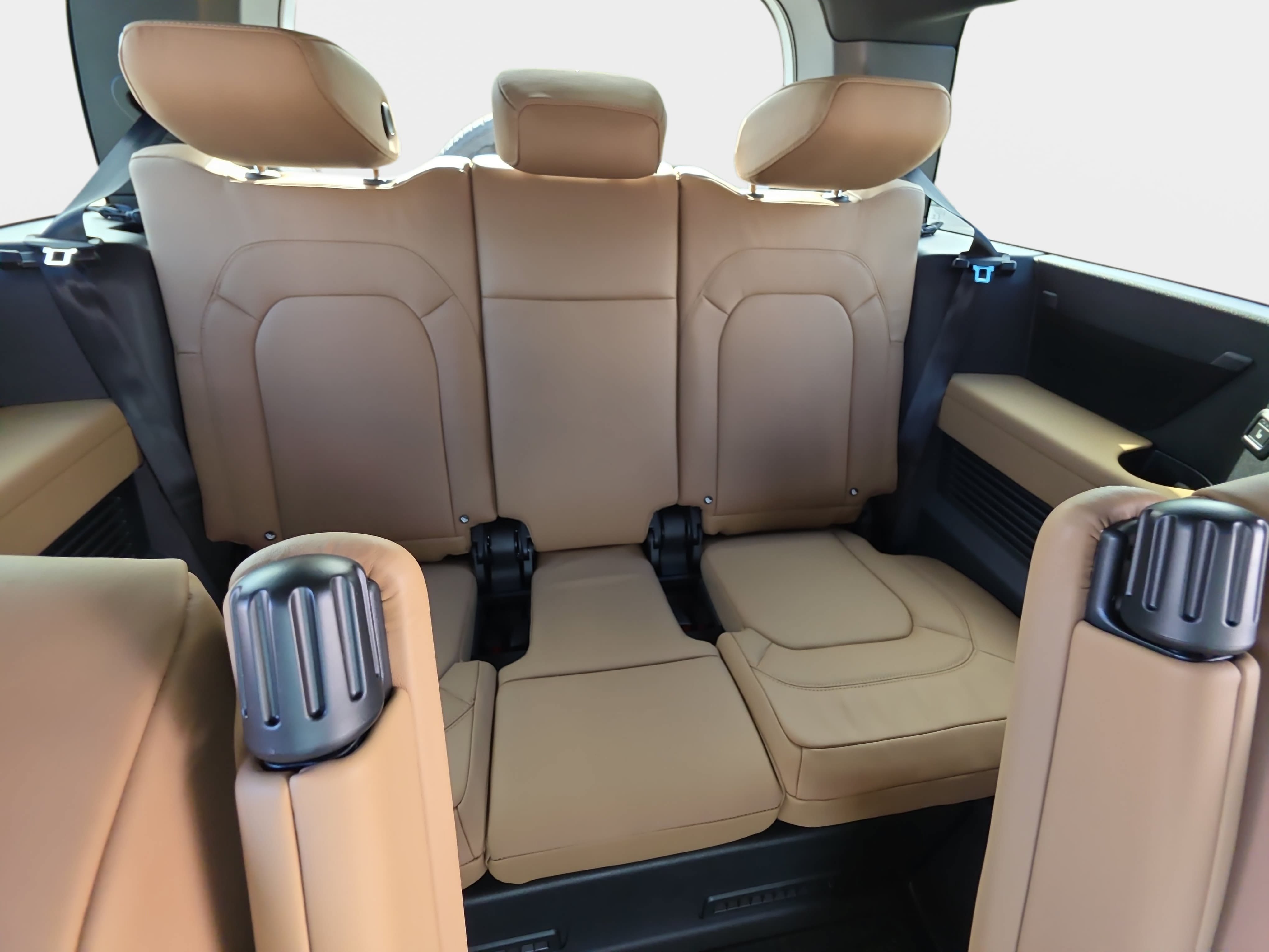 New 2026 Land Rover Defender 130 X-Dynamic SE AWD/4WD image 11