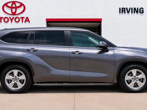 Used 2024 Toyota Highlander LE FWD image 11