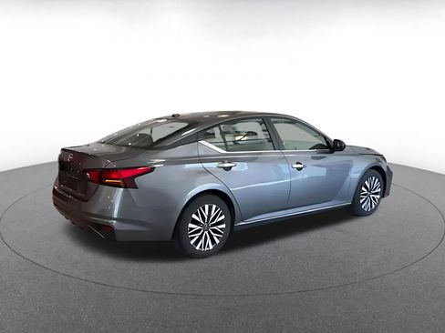 Used 2025 Nissan Altima 2.5 SV FWD image 12