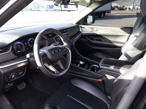 Used 2025 Jeep Grand Cherokee L Limited w/ Luxury Tech Group II image 7