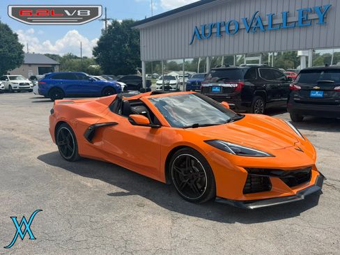 Used 2022 Chevrolet Corvette Stingray Convertible w/ Z51 Performance Package RWD image 2