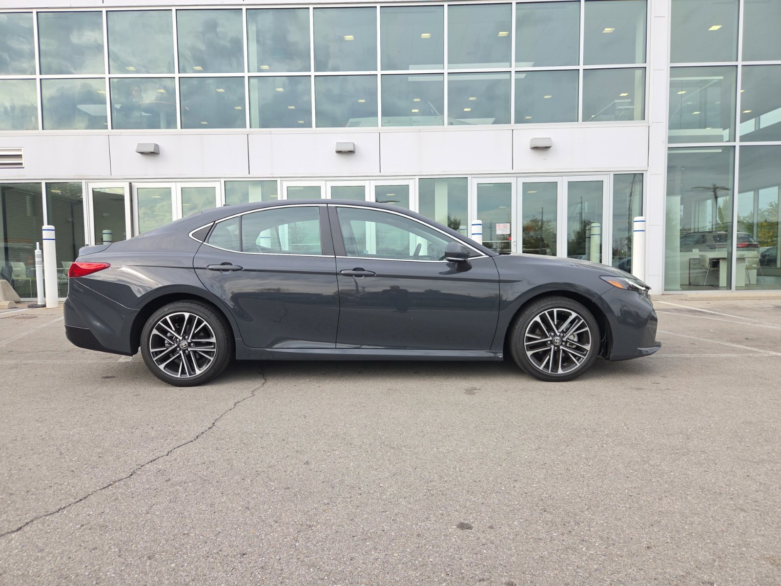 Used 2025 Toyota Camry XLE FWD image 2