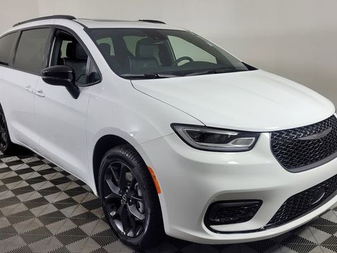 New 2026 Chrysler Pacifica Limited w/ S Appearance Package image 1