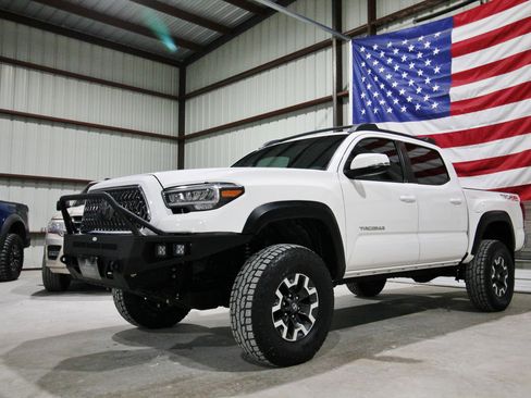 Used 2018 Toyota Tacoma TRD Off-Road AWD/4WD image 3