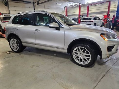 Used 2017 Volkswagen Touareg Sport AWD/4WD image 4