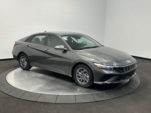 Certified 2025 Hyundai Elantra Hybrid FWD image 2