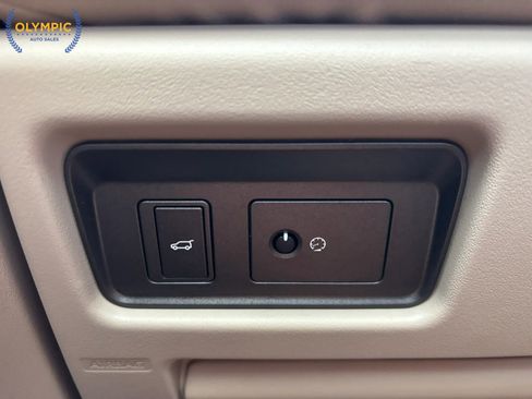 Used 2017 Land Rover Range Rover Evoque SE image 32