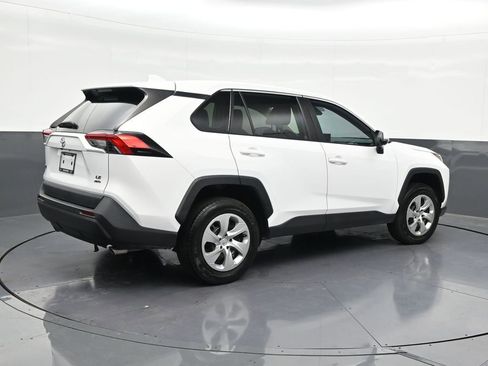 Used 2022 Toyota RAV4 LE AWD/4WD image 5