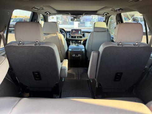 Used 2023 GMC Yukon SLT w/ SLT Luxury Package AWD/4WD image 19