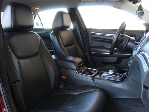 Used 2015 Chrysler 300 Limited w/ Driver Convenience Group RWD image 10