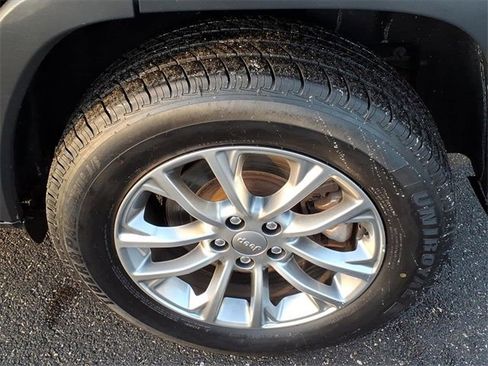 Used 2021 Jeep Cherokee Latitude Lux w/ Comfort/Convenience Group image 6