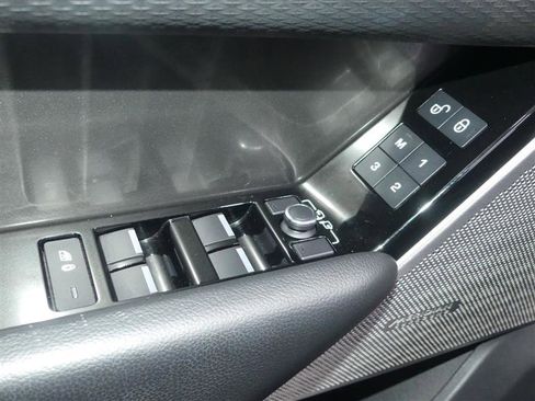 Used 2018 Land Rover Range Rover Velar S image 16