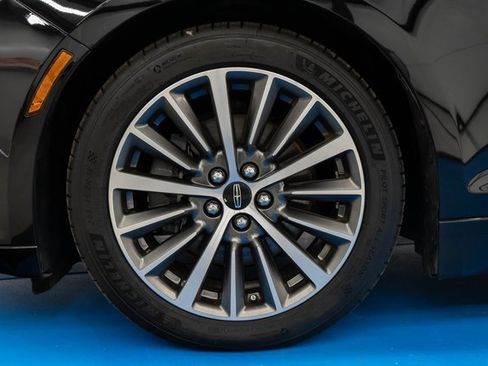 Used 2020 Lincoln MKZ image 2