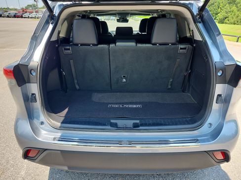 Used 2020 Toyota Highlander XLE AWD/4WD image 10