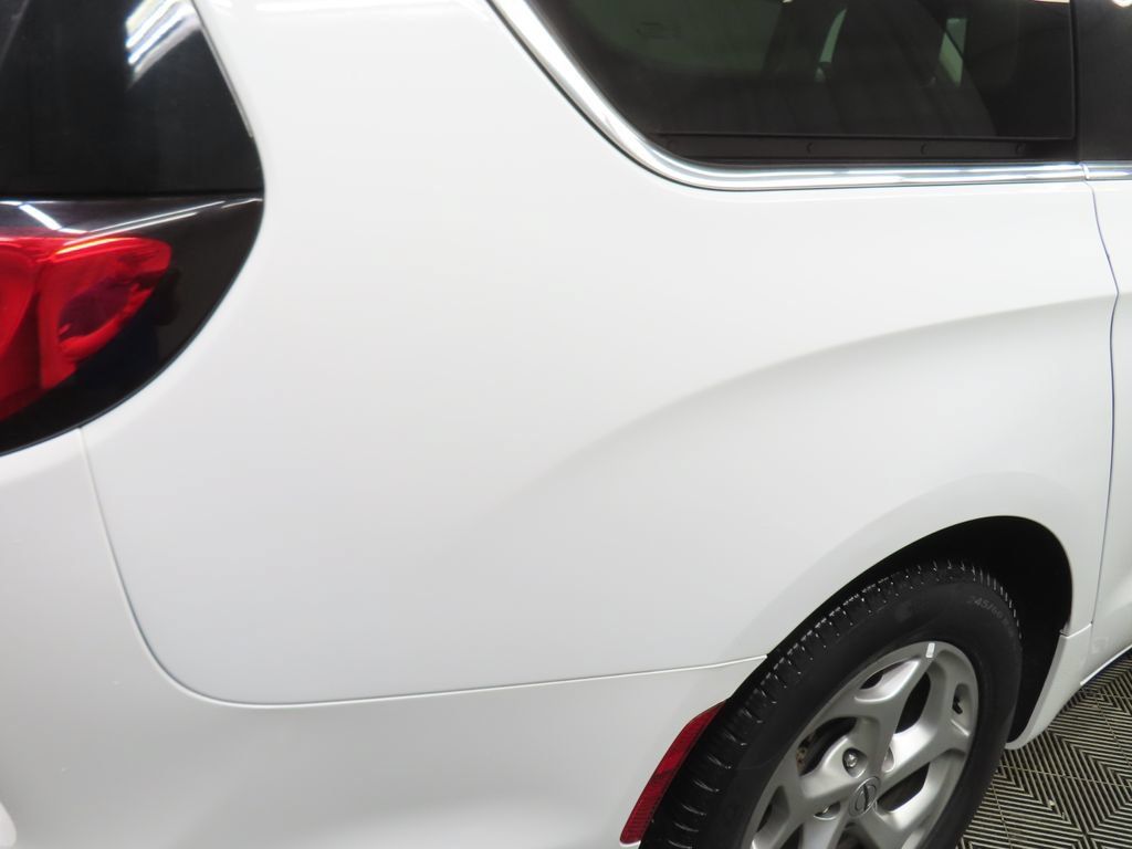 Used 2024 Chrysler Pacifica Limited FWD image 33