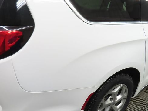 Used 2024 Chrysler Pacifica Limited FWD image 33