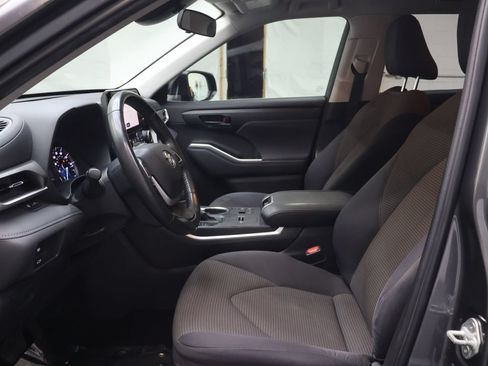 Used 2023 Toyota Highlander LE FWD image 16