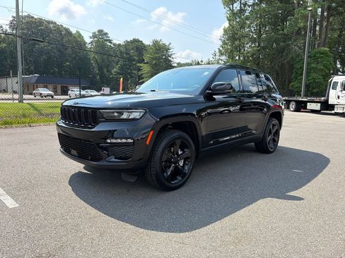 Used 2023 Jeep Grand Cherokee Limited w/ Luxury Tech Group II AWD/4WD image 2