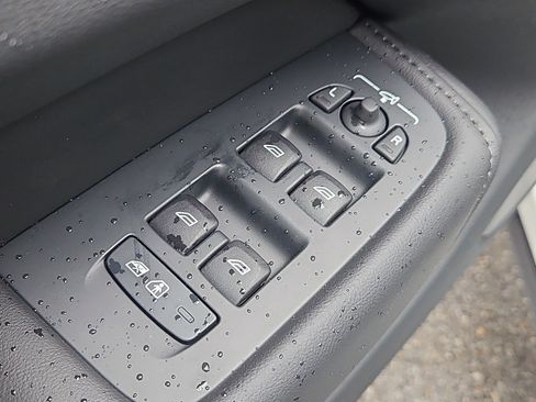 Used 2025 Volvo XC60 T8 Plus w/ Climate Package image 20