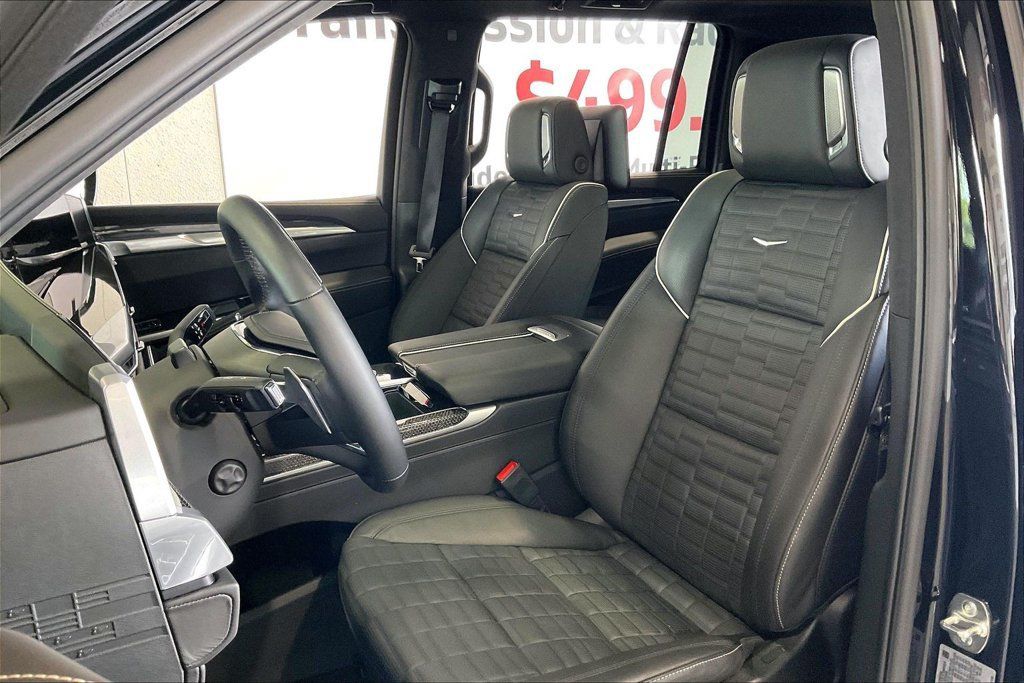 Used 2026 Cadillac Escalade ESV V AWD/4WD image 3