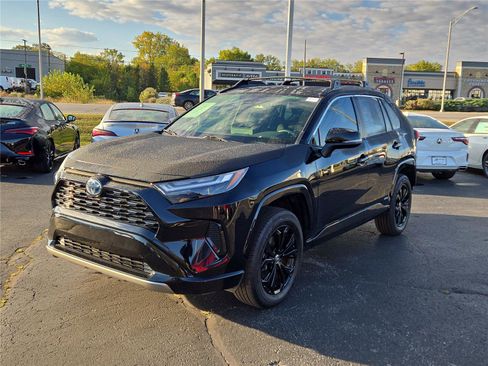 Used 2022 Toyota RAV4 SE image 2