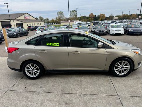 Used 2015 Ford Focus SE image 4