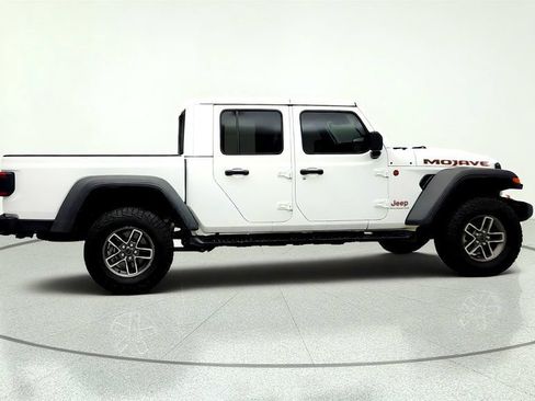 Used 2025 Jeep Gladiator Mojave w/ Convenience Group AWD/4WD image 4