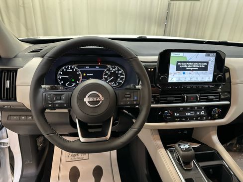New 2025 Nissan Pathfinder SL image 3