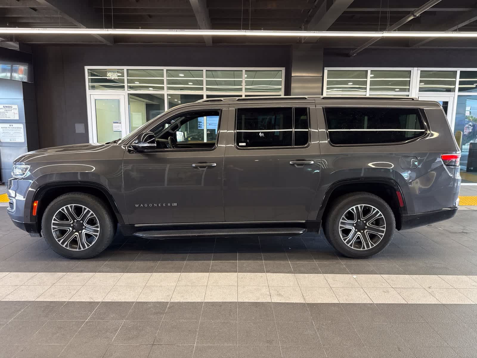 Used 2024 Jeep Wagoneer L Series II RWD image 13