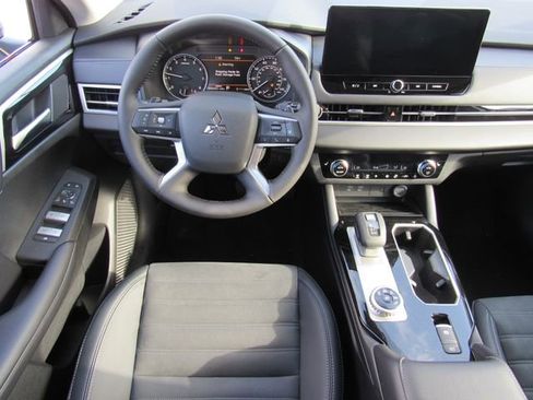 New 2026 Mitsubishi Outlander SE FWD image 10