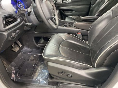 Used 2025 Chrysler Pacifica Limited FWD image 17