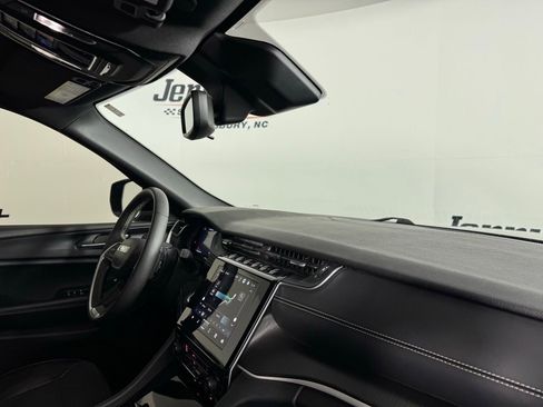 Used 2023 Jeep Grand Cherokee Altitude image 33