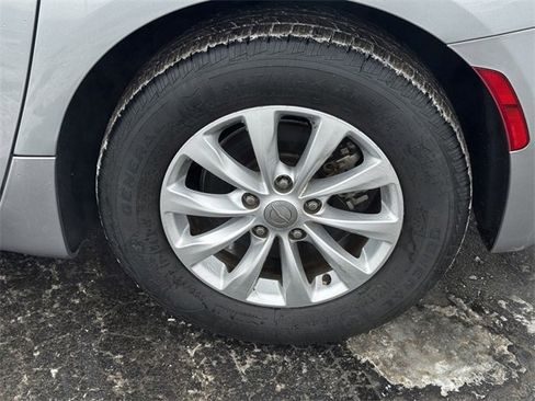 Certified 2019 Chrysler Pacifica Touring-L image 11