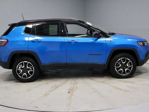 Used 2025 Jeep Compass Trailhawk AWD/4WD image 11