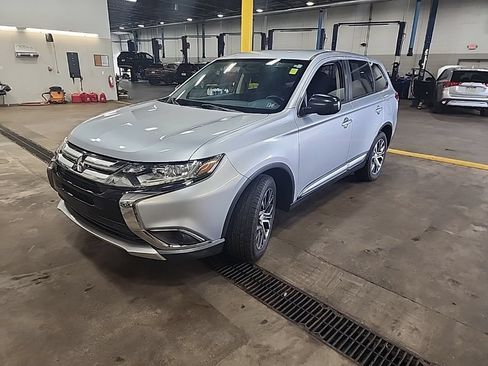 Used 2017 Mitsubishi Outlander ES AWD/4WD image 2