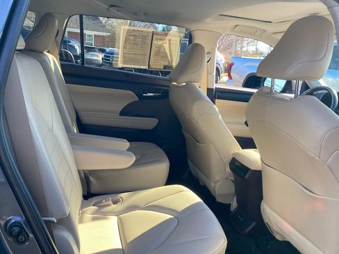 Used 2021 Toyota Highlander XLE image 20