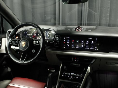Used 2025 Porsche Cayenne GTS AWD/4WD image 10