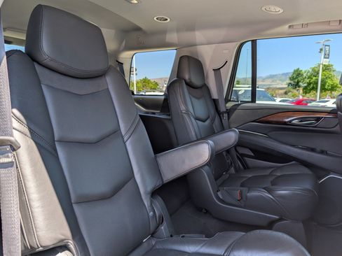 Used 2020 Cadillac Escalade Premium Luxury AWD/4WD image 28