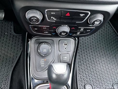 Used 2018 Jeep Compass Latitude w/ Popular Equipment Group AWD/4WD image 15